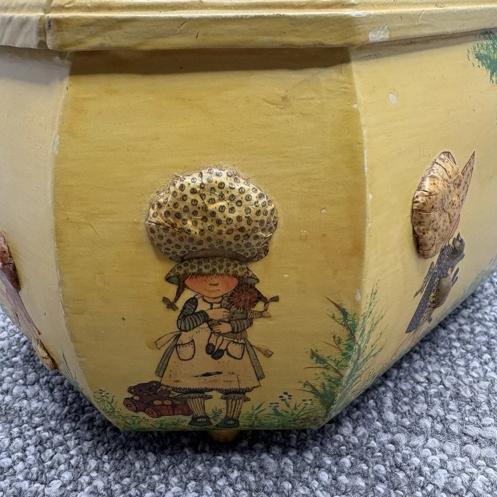 VTG Octagon Decopauge‎ Box 3D Details Little Gifts In Bonnets Lined